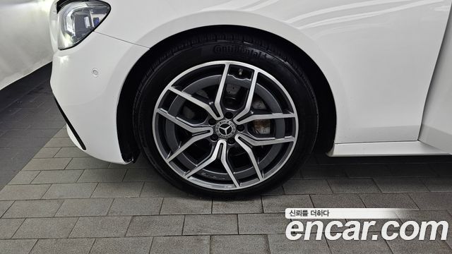 Mercedes-Benz E-Class W213 E220d 4MATIC AMG Line - фото 4