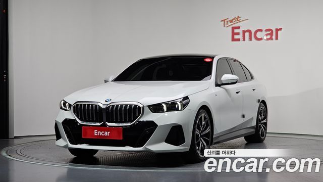 BMW 5-Series G60 530i xDrive M Sport - фото 0