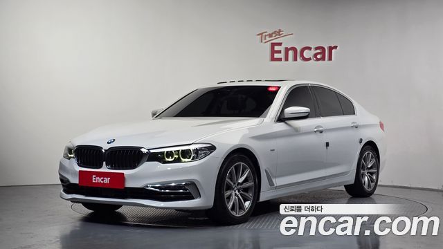 BMW 5-Series G30 520i Luxury - фото 0