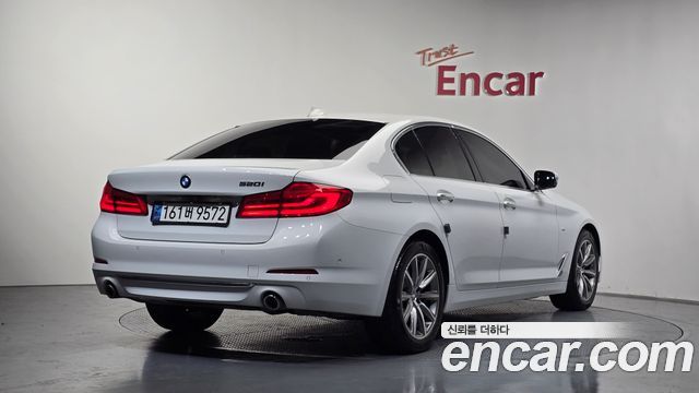 BMW 5-Series G30 520i Luxury - фото 1
