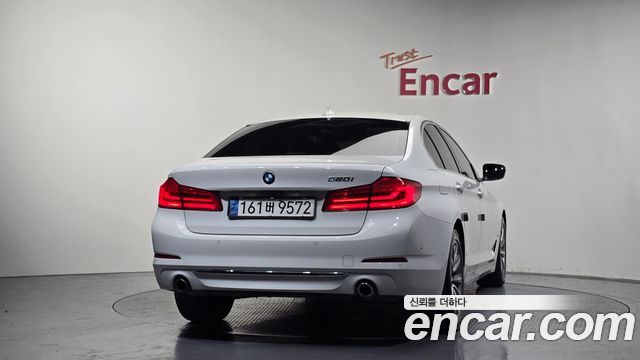 BMW 5-Series G30 520i Luxury - фото 3