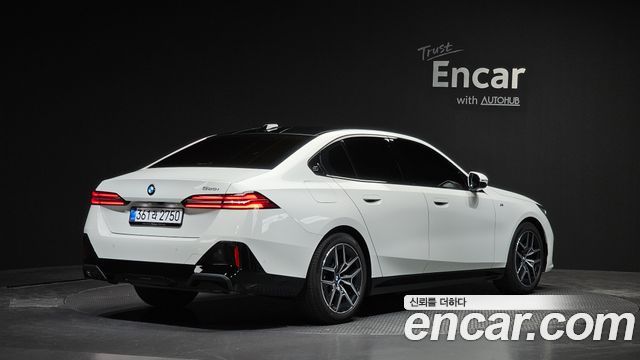 BMW 5-Series G60 520i M Sport - фото 1