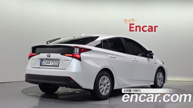 Toyota Prius 4-го поколения 1.8 - фото 1