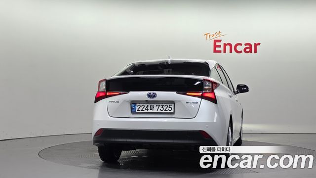 Toyota Prius 4-го поколения 1.8 - фото 3