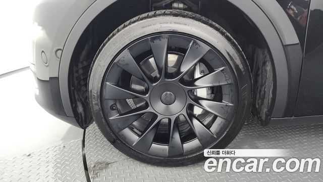 Tesla Model Y RWD - фото 4