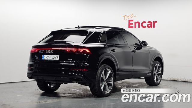 Audi Q8 55 TFSI Quattro Premium - фото 0