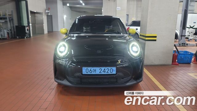 Mini Cooper SE Electric 3rd - фото 1