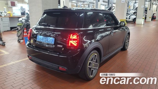 Mini Cooper SE Electric 3rd - фото 2