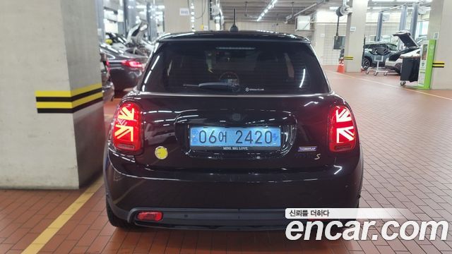 Mini Cooper SE Electric 3rd - фото 3