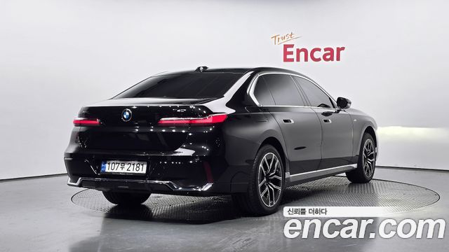 BMW 7-Series G70 740i xDrive M Sport - фото 1