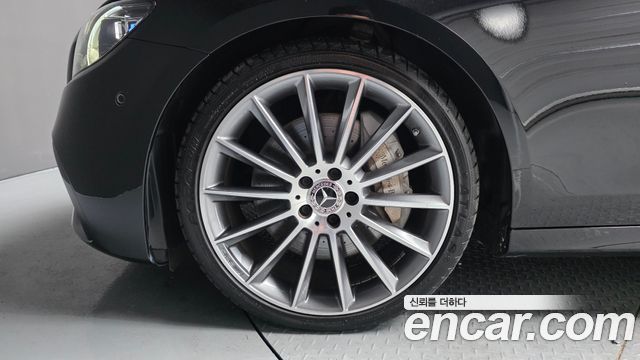 Mercedes-Benz E-Class W213 E350 4MATIC AMG Line - фото 4