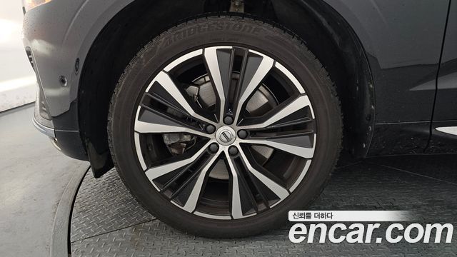 Volvo XC60 2-го поколения B6 Ultimate Bright - фото 4