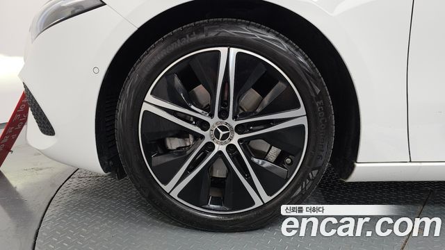 Mercedes-Benz A-Class W177 A220 Sedan - фото 4