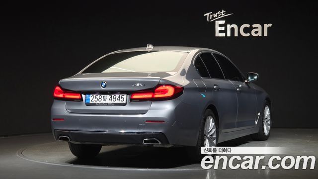 BMW 5-Series G30 520i Luxury - фото 1