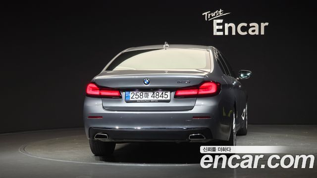 BMW 5-Series G30 520i Luxury - фото 3