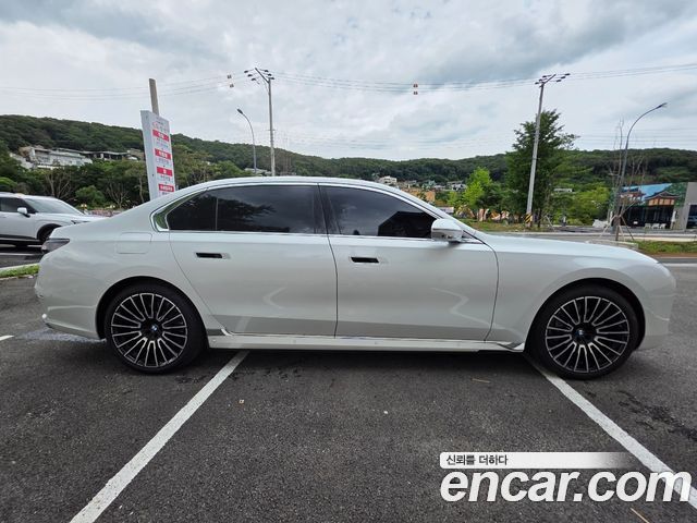BMW i7 G70 xDrive 60 M sport - фото 2