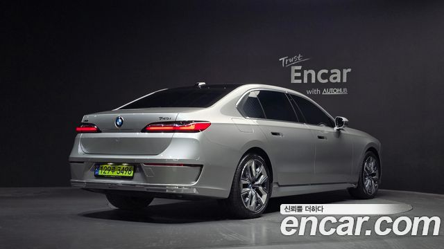 BMW 7-Series G70 740i xDrive Classic Silver Edition - фото 0