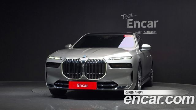 BMW 7-Series G70 740i xDrive Classic Silver Edition - фото 1