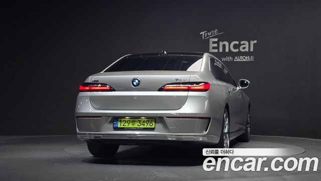 BMW 7-Series G70 740i xDrive Classic Silver Edition - фото 2