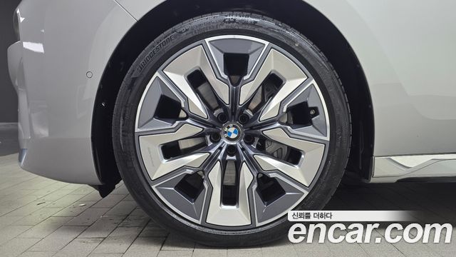 BMW 7-Series G70 740i xDrive Classic Silver Edition - фото 3