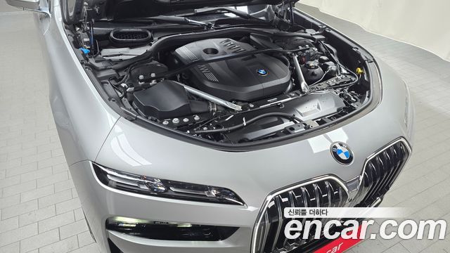 BMW 7-Series G70 740i xDrive Classic Silver Edition - фото 4