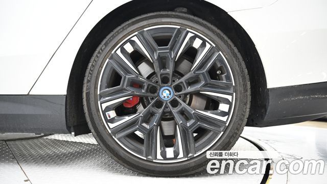 BMW i5 G60 M60 xDrive - фото 4
