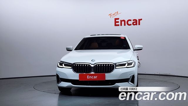 BMW 5-Series G30 520i Luxury - фото 2