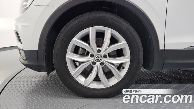 Volkswagen Tiguan 2-го поколения 2.0 TDI Premium - фото 4
