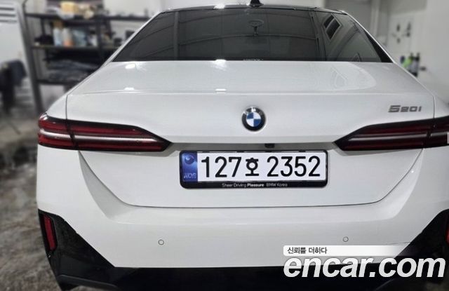 BMW 5-Series G60 520i M Sport - фото 1