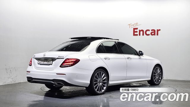 Mercedes-Benz E-Class W213 E350 4MATIC AMG Line - фото 1