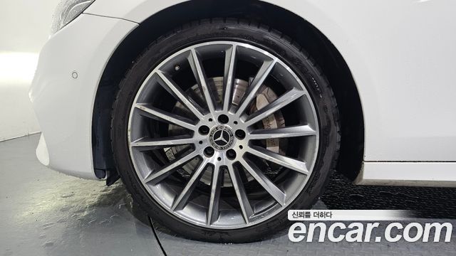 Mercedes-Benz E-Class W213 E350 4MATIC AMG Line - фото 4