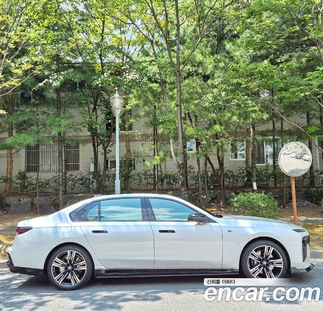 BMW i7 G70 xDrive 60 M sport - фото 1