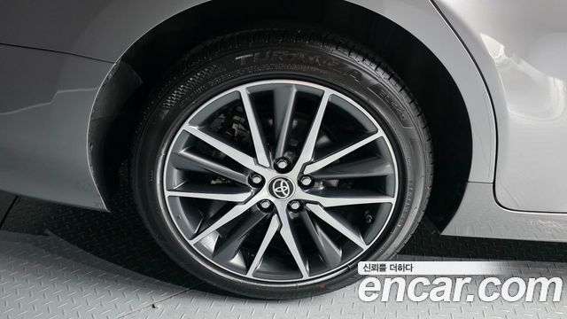 Toyota Camry XV70 2.5 XLE Hybrid - фото 4