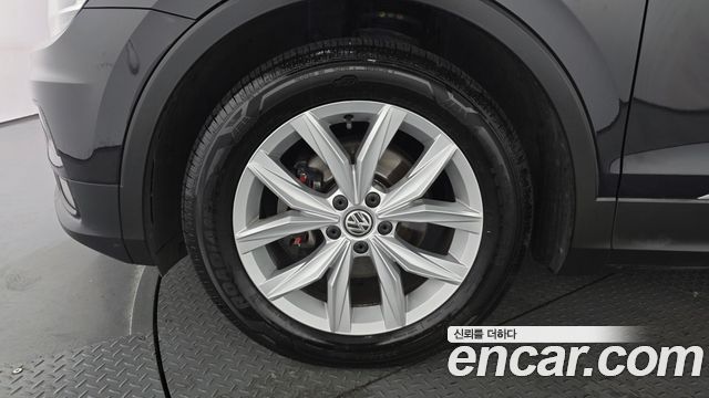 Volkswagen Tiguan 2-го поколения 2.0 TDI Premium - фото 4