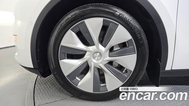 Tesla Model Y Long Range AWD - фото 4