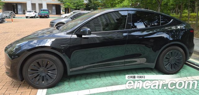 Tesla Model Y Long Range AWD - фото 3