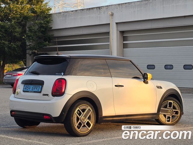 Mini Cooper Electric SE Electric 3rd - фото 2