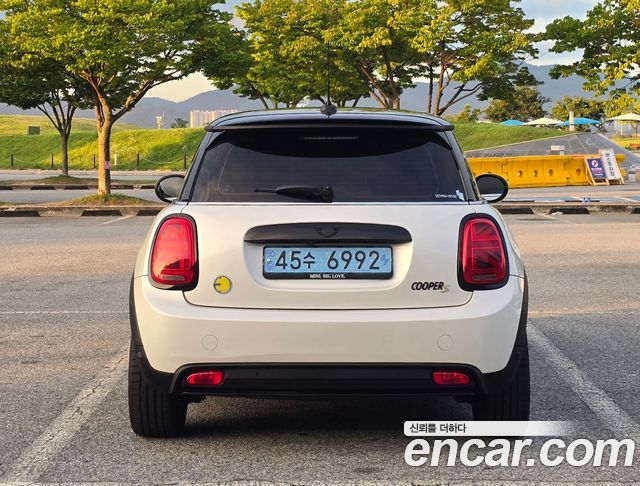 Mini Cooper Electric SE Electric 3rd - фото 3