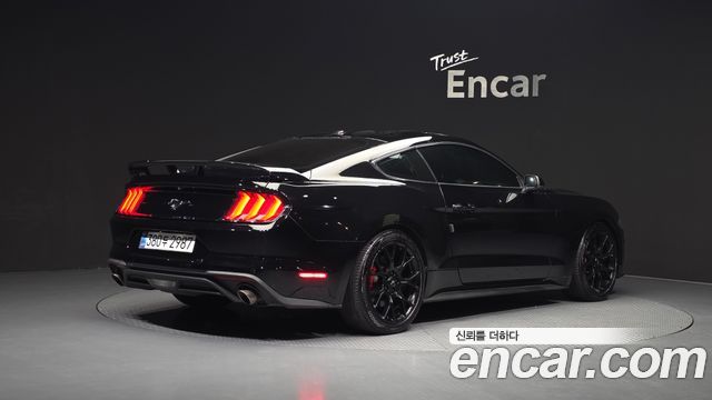 Ford Mustang Coupe - фото 1