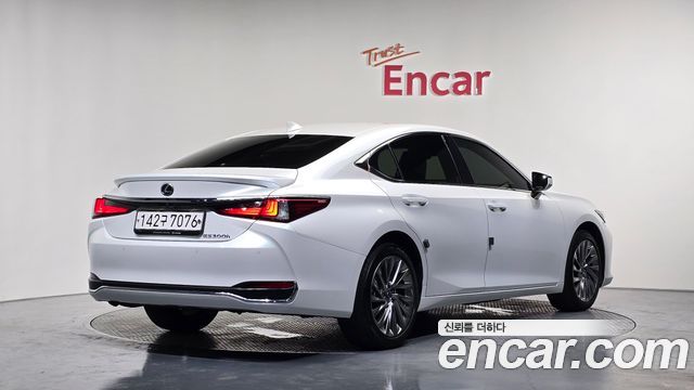 Lexus ES 300h 7-го поколения Luxury Plus - фото 1