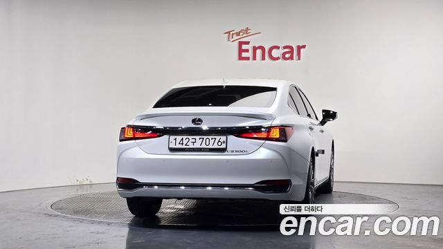 Lexus ES 300h 7-го поколения Luxury Plus - фото 3