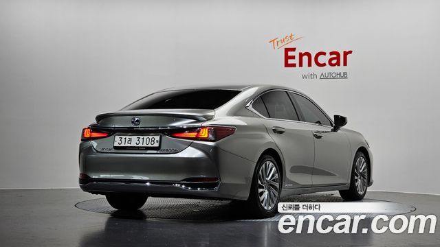 Lexus ES 300h 7-го поколения Luxury Plus - фото 0