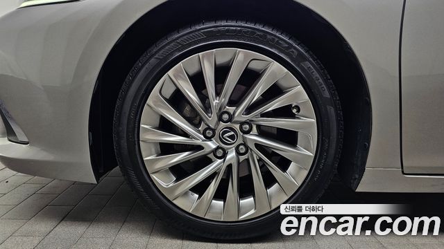 Lexus ES 300h 7-го поколения Luxury Plus - фото 3