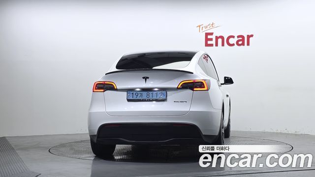 Tesla Model Y Long Range AWD - фото 3