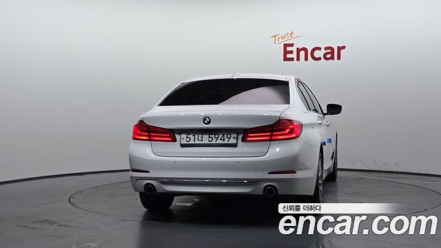BMW 5 Series G30 520i Luxury - фото 3