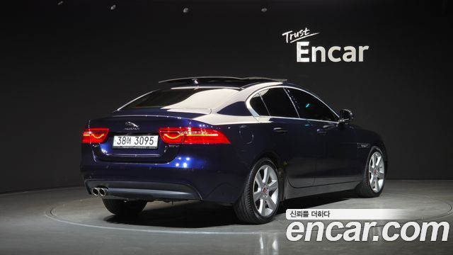 Jaguar XE 20d Portfolio - фото 1
