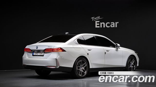 BMW 5 Series G60 523d - фото 1