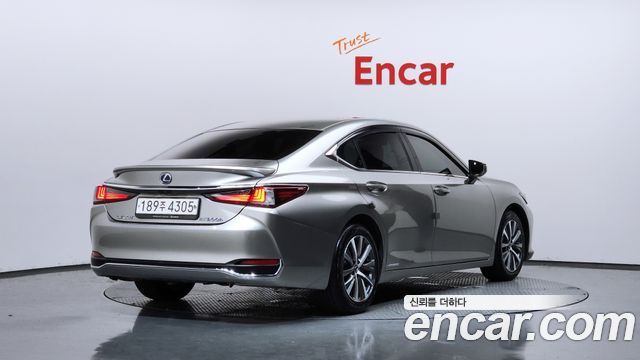 Lexus ES 300h 7-го поколения Supreme - фото 1