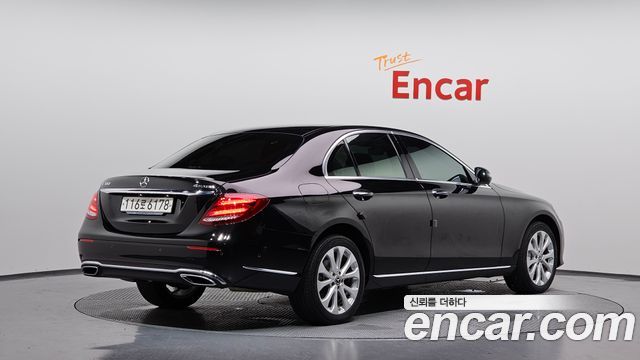Mercedes-Benz E-Class W213 E300 4MATIC Exclusive - фото 1