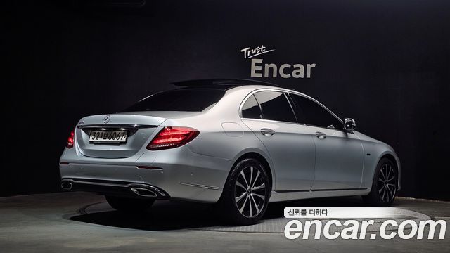 Mercedes-Benz E-Class W213 E300e Exclusive - фото 1